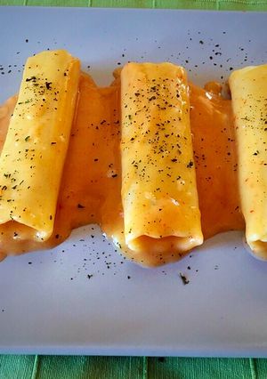 Una foto de Canelones de sama con velouté de piquillos