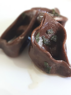Foto di Tortelli al cacao ripieni di crema di noci