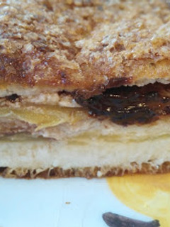 Una foto de Bizcocho de torrija relleno de manzana y chocolate