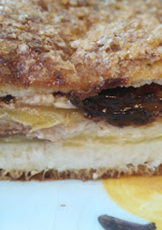 Una foto de Bizcocho de torrija relleno de manzana y chocolate