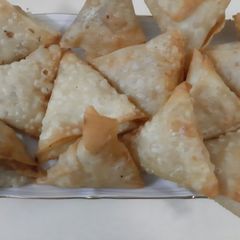 A picture of Aloo kay samosay.