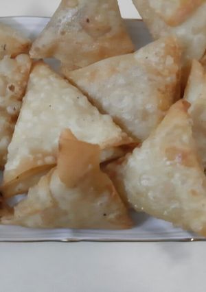 A picture of Aloo kay samosay.