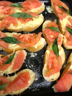 Una foto de Crostini Caprese
