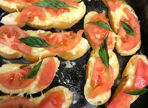 Una foto de Crostini Caprese