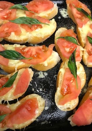 Una foto de Crostini Caprese