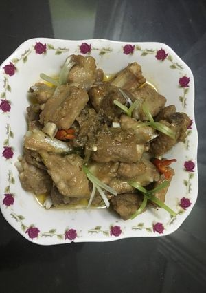 Hình của món Sườn rim chua ngọt.