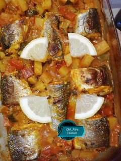 صورة لوصفة 🐟 سمك بالخضر🥔🍅 في الفرن 😋😋