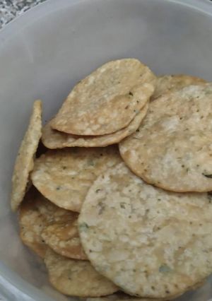 नमकीन मठरी(Namkeen mathari recipe in Hindi) रेसिपी मुख्य फोटो
