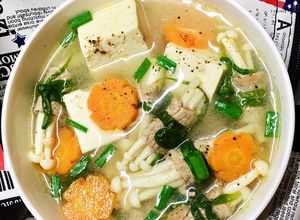 Hình của món Canh Thịt Bò Nấm Bạch Tuyết.