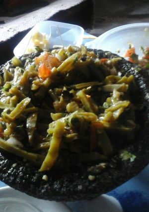 Una foto de Nopalitos en molcajete con salsa