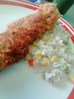 Una foto de Arroz primavera y milanesa de pollo a la mostaza