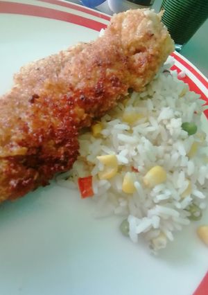 Una foto de Arroz primavera y milanesa de pollo a la mostaza