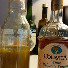 A picture of White Balsamic Vinaigrette.