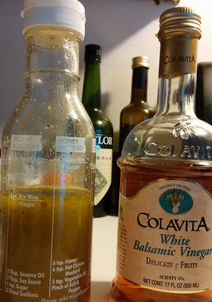A picture of White Balsamic Vinaigrette.