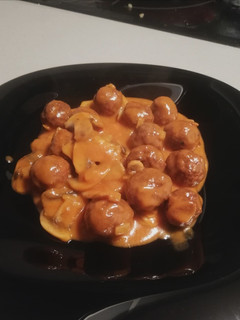 Una foto de Albóndigas en salsa de tomate 🍅 y champiñones 🍄