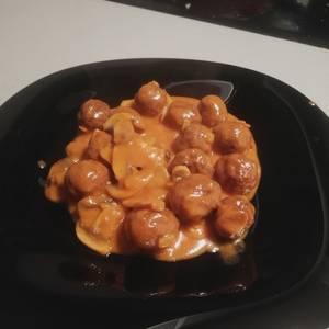 Albóndigas en salsa de tomate ? y champiñones ?