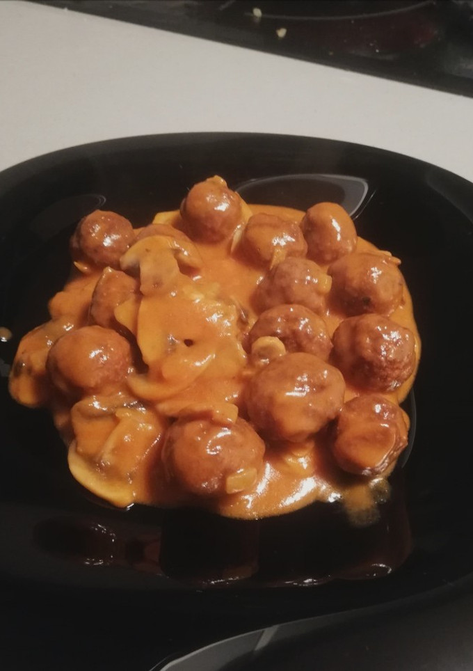 Una foto de Albóndigas en salsa de tomate 🍅 y champiñones 🍄