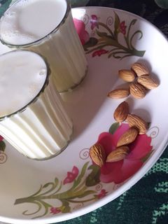 बादाम शेक (Badam shake recipe in hindi) रेसिपी मुख्य फोटो