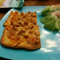 A picture of Honey Sriracha Chicken Pizza.