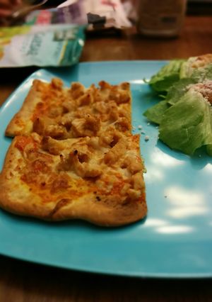 A picture of Honey Sriracha Chicken Pizza.