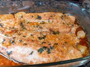 Una foto de trucha al horno