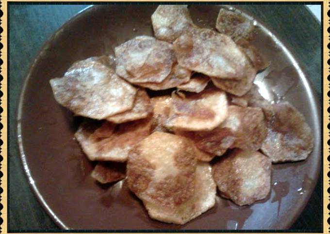 Crisp potatoe chips .