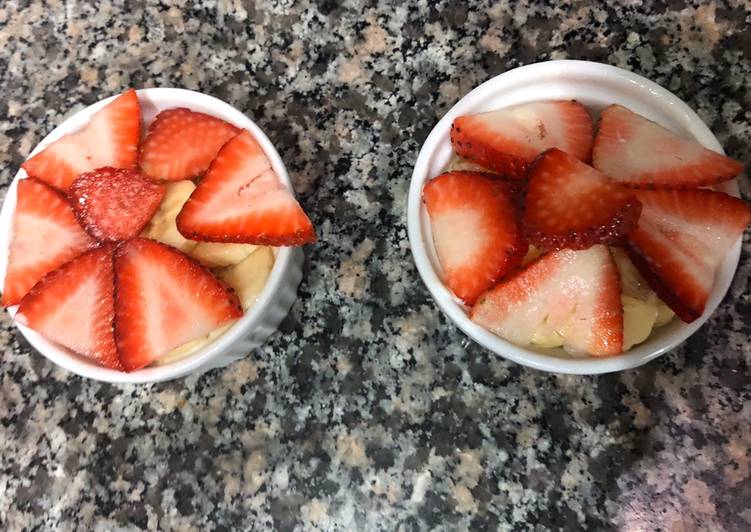 Vanilla Ice Cream With Strawberries And Bananas Vanilla Ice Cream With Strawberries And Bananas