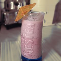 A picture of Milkshake whith forest fruits.
