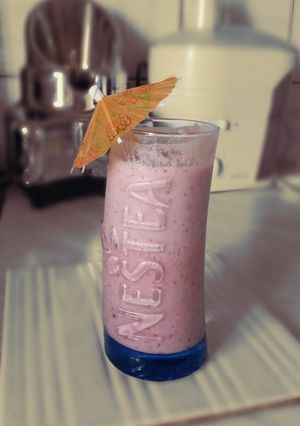A picture of Milkshake whith forest fruits.