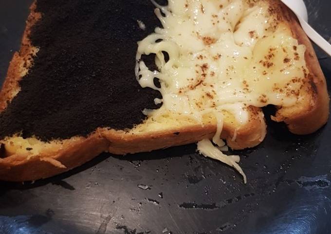 Roti bakar margarin oreo bubuk dan mozarella