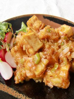 A picture of Atsuage with Lots of Green Onions in Chili-style Sauce.