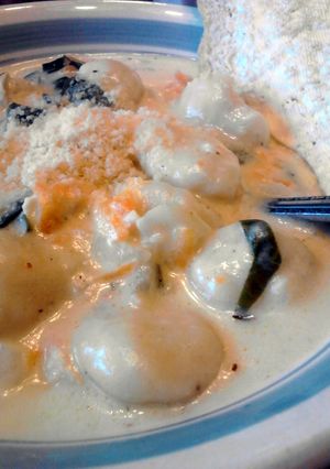 A picture of Olive Gardens Chicken & Gnocci Soup.