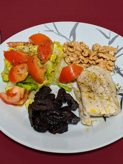 Una foto de Combinado de merluza y ensalada con frutos secos