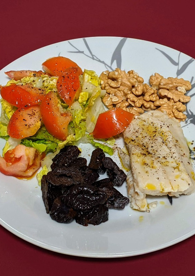 Una foto de Combinado de merluza y ensalada con frutos secos
