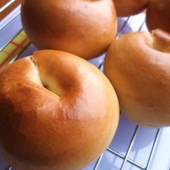 A picture of Glossy Chewy Bagels.