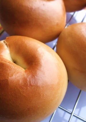 A picture of Glossy Chewy Bagels.