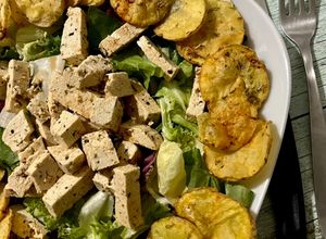 Foto di 🥔🍟Patate Speziate, Tofu ed insalata 🥗🧂🌶️