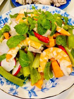 Hình của món Gỏi rau tiến vua tôm thịt.