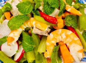 Hình của món Gỏi rau tiến vua tôm thịt.