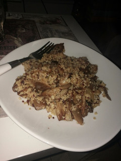 Una foto de Quinoa con setas y calabacín