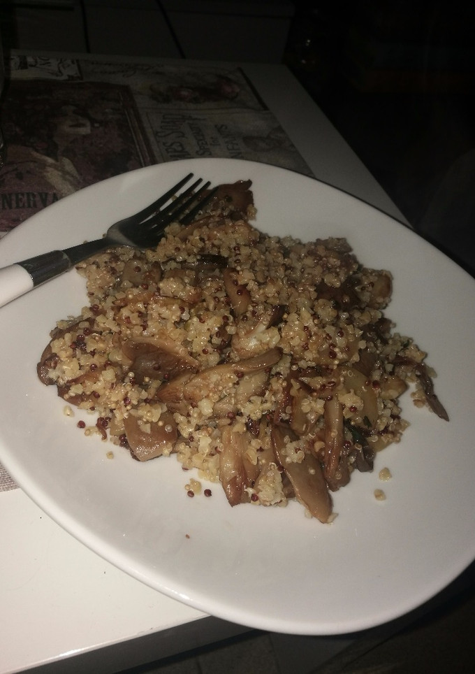 Una foto de Quinoa con setas y calabacín