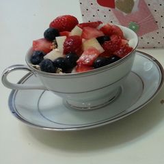 A picture of Fruit yogurt oatmeal.