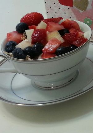 A picture of Fruit yogurt oatmeal.