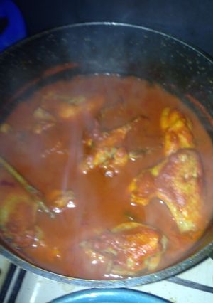 Una foto de Pollo en salsa roja y epazote