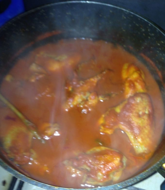Una foto de Pollo en salsa roja y epazote