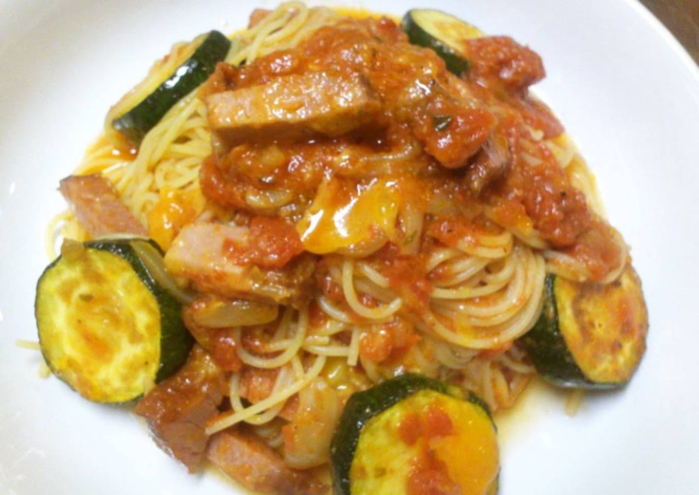 Pasta with tomato zucchini