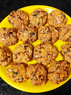 துவரம் பருப்பு,தேங்காய் வடை(thengai paruppu vadai recipe in tami) செய்முறை முக்கிய புகைப்படம்