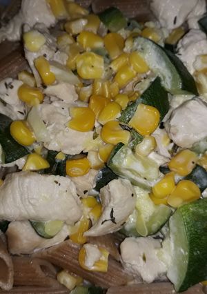 Tejszínes cukkinis csirkemell, teljes kiőrlésű tésztával recept fotója