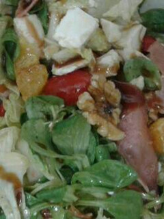 Una foto de Ensalada de nísperos y naranjas