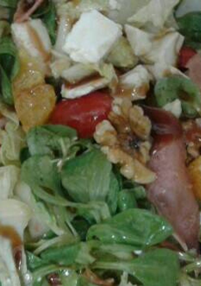 Una foto de Ensalada de nísperos y naranjas